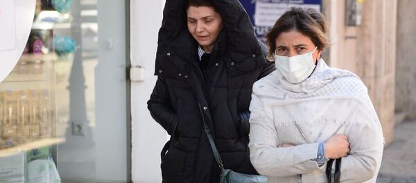 Пешеходы в защитных масках на улице в Тбилиси (27 февраля 2020). - Sputnik Армения