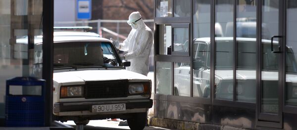 Проверка водителя тепловизором на наличие температуры на пограничном пункте Грузии и Азербайджана - Sputnik Армения