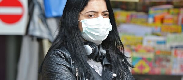 Женщина на улице в медицинской маске в связи с угрозой коронавируса в Грузии - Sputnik Արմենիա