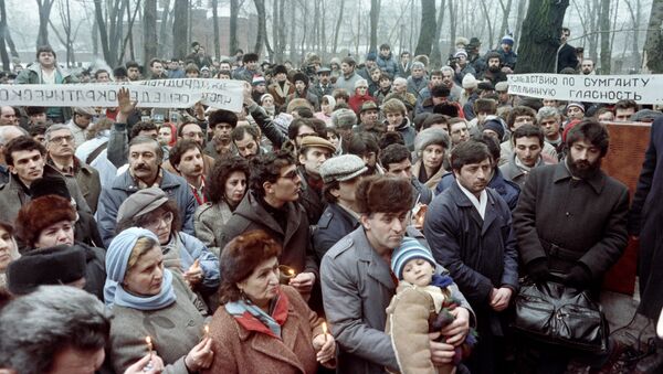 Демонстрация на армянском кладбище в ознаменование первой годовщины антиармянской бойни в Сумгаите (26 февраля 1989). Москва - Sputnik Արմենիա