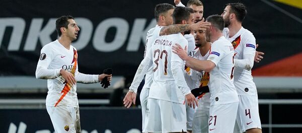 Форвард «Ромы» Джастин Клюйверт после паса Генриха Мхитаряна (слева) забил первый гол во время раунда Лиги Европы по футболу между командами КАА Гент и АО Рома  (27 февраля 2020). - Sputnik Армения