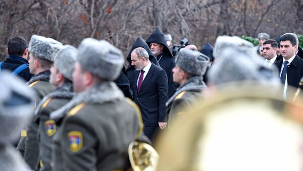 Премьер-министр Никол Пашинян в Цицернакаберде на церемонии почитания памяти жертв в Сумгаите (28 февраля 2020). Еревaн - Sputnik Армения