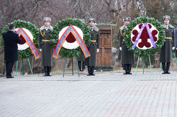 Пашинян почтил память жертв Сумгаитских погромов - Sputnik Армения