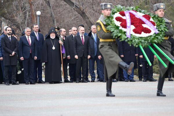 Пашинян почтил память жертв Сумгаитских погромов - Sputnik Армения