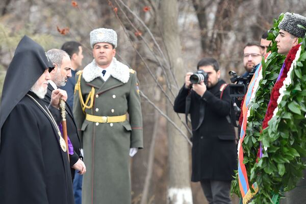 Пашинян почтил память жертв Сумгаитских погромов - Sputnik Армения