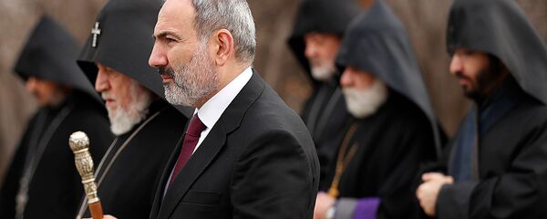 Премьер-министр Никол Пашинян и католикос Гарегин II в Цицернакаберде на церемонии почитания памяти жертв в Сумгаите (28 февраля 2020). Еревaн - Sputnik Армения