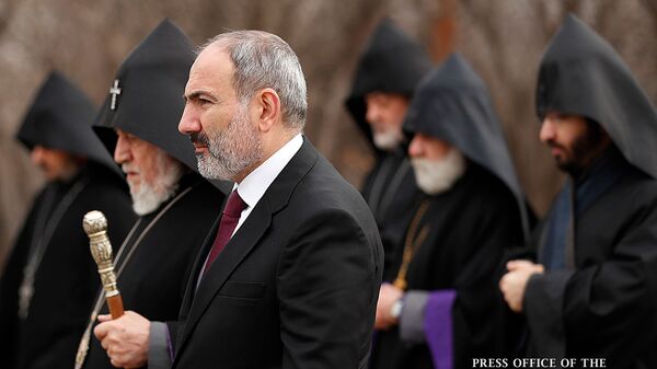 Премьер-министр Никол Пашинян и католикос Гарегин II в Цицернакаберде на церемонии почитания памяти жертв в Сумгаите (28 февраля 2020). Еревaн - Sputnik Армения