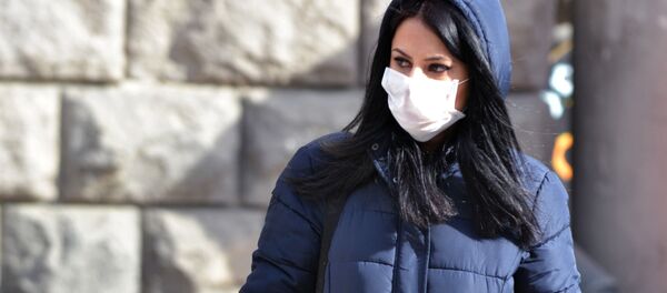  Женщина в медицинской маске в целях защиты от заражения коронавирусом в Грузии - Sputnik Արմենիա
