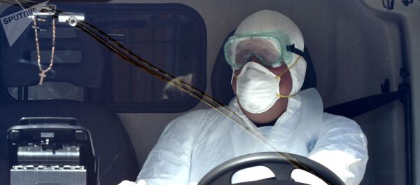 Водитель скорой помощи в защитном костюме (Тбилиси) Водитель скорой помощи в защитном костюме (Тбилиси) - Sputnik Արմենիա