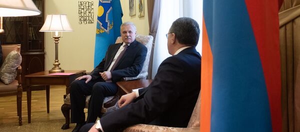 Встреча министра иностранных дел Армении Зограба Мнацаканяна с генеральным секретарем ОДКБ Станиславом Засем (28 февраля 2020). Еревaн - Sputnik Արմենիա