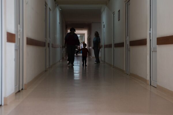 Чихнул, запаниковал, побежал: куда ведет армян страх коронавируса - Sputnik Армения