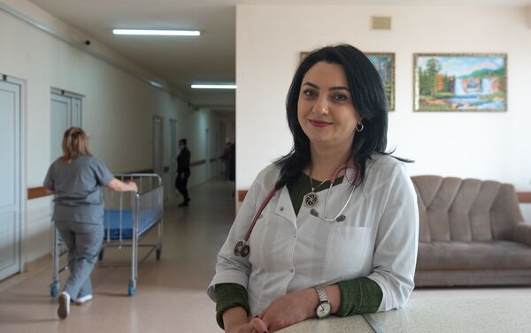 Старший ординатор детского отделения медицинского центра Сурб Григор Лусаворич Мери Ходжоян - Sputnik Армения