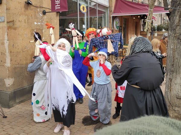 Ряженые, блины и гулянья: Масленица в Ереване прошла по всем канонам - фото - Sputnik Армения