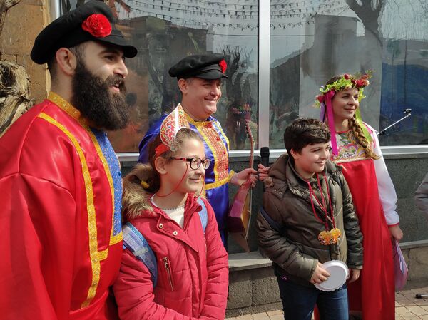 Ряженые, блины и гулянья: Масленица в Ереване прошла по всем канонам - фото - Sputnik Армения