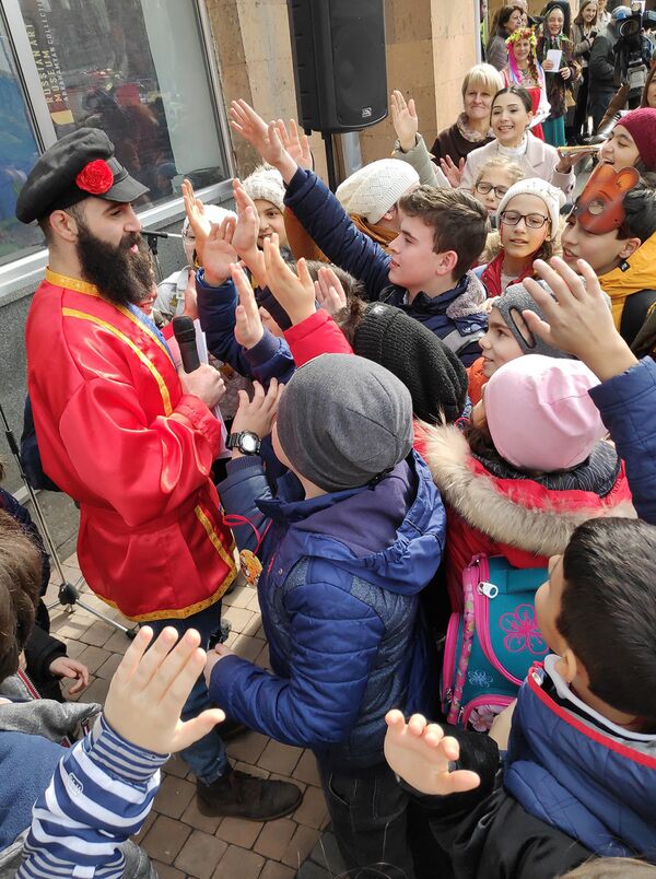 Ряженые, блины и гулянья: Масленица в Ереване прошла по всем канонам - фото - Sputnik Армения