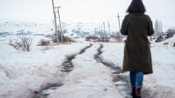 Заснеженная проселочная дорога - Sputnik Армения