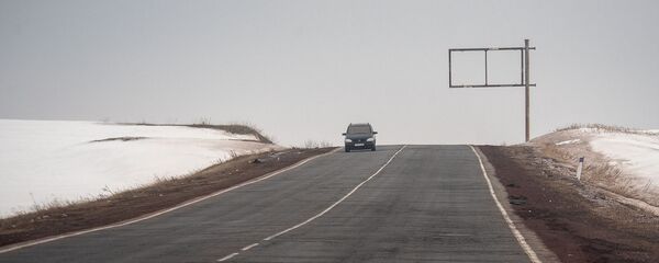 Автомобиль на трассе М-3 - Sputnik Армения
