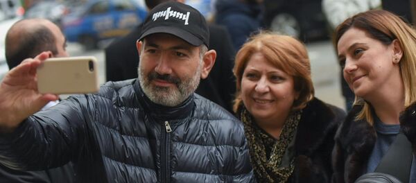  Премьер-министр Никол Пашинян раздает агитационные буклеты на проспекте Маштоца (29 февраля 2020). Еревaн - Sputnik Армения