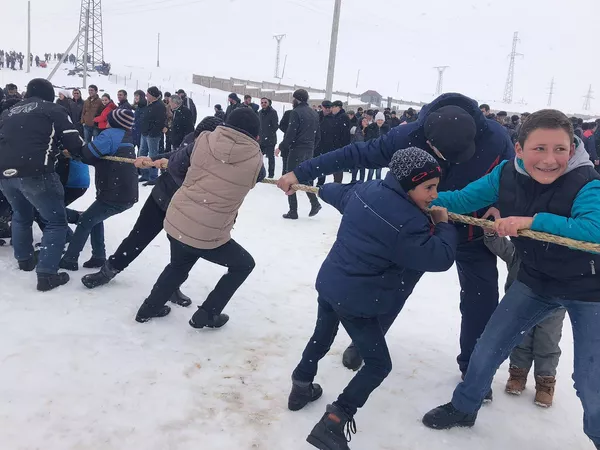 На то мы и армяне, чтобы отличаться! В Шираке попрощались с зимой назло коронавирусу На то мы и армяне, чтобы отличаться! В Шираке попрощались с зимой назло коронавирусу - Sputnik Армения
