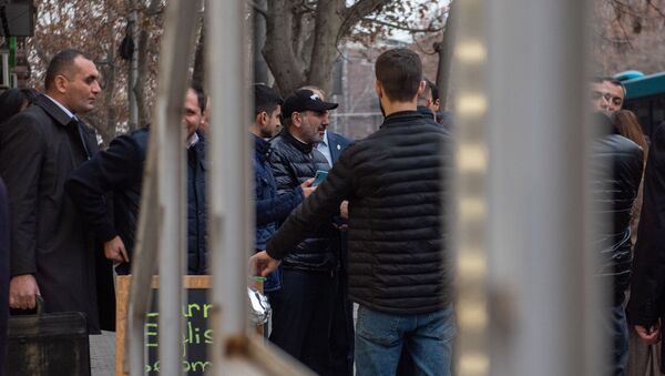  Премьер-министр Никол Пашинян раздает агитационные буклеты на проспекте Маштоца (29 февраля 2020). Еревaн - Sputnik Армения
