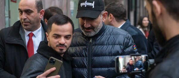  Премьер-министр Никол Пашинян раздает агитационные буклеты на проспекте Маштоца (29 февраля 2020). Еревaн - Sputnik Армения