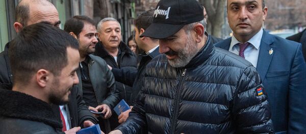  Премьер-министр Никол Пашинян раздает агитационные буклеты на проспекте Маштоца (29 февраля 2020). Еревaн - Sputnik Армения