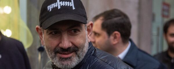  Премьер-министр Никол Пашинян раздает агитационные буклеты на проспекте Маштоца (29 февраля 2020). Еревaн - Sputnik Արմենիա