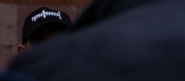 Премьер-министр Никол Пашинян раздает агитационные буклеты на проспекте Маштоца (29 февраля 2020). Еревaн Премьер-министр Никол Пашинян раздает агитационные буклеты на проспекте Маштоца (29 февраля 2020). Еревaн - Sputnik Армения