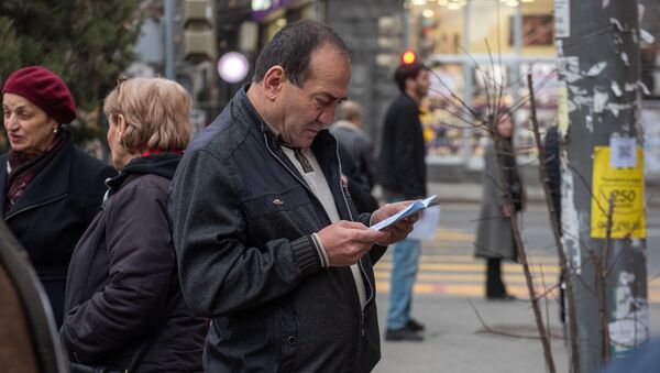  Премьер-министр Никол Пашинян раздает агитационные буклеты на проспекте Маштоца (29 февраля 2020). Еревaн - Sputnik Արմենիա