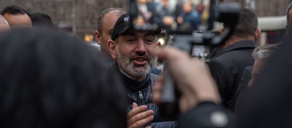 Премьер-министр Никол Пашинян раздает агитационные буклеты на проспекте Маштоца (29 февраля 2020). Еревaн Премьер-министр Никол Пашинян раздает агитационные буклеты на проспекте Маштоца (29 февраля 2020). Еревaн - Sputnik Արմենիա