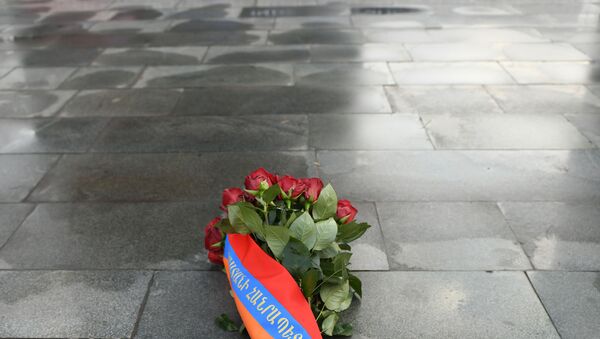 Скорбный венок от имени президента Армена Саркисяна в память жертвам 1 марта 2008 года (1 марта 2020). Еревaн - Sputnik Արմենիա
