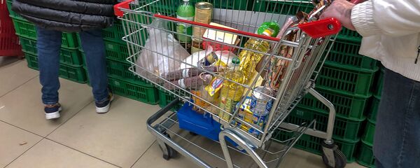Тележка с покупками в супермаркете - Sputnik Армения
