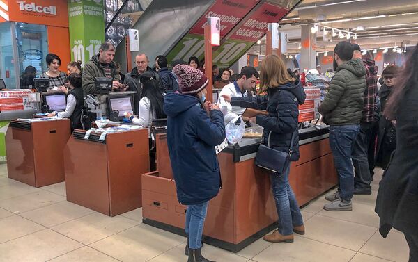 Люди у кассы супермаркете - Sputnik Армения