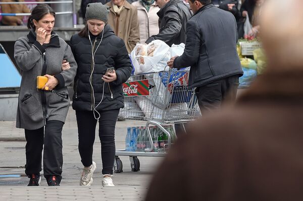Мужчина с покупками - Sputnik Армения