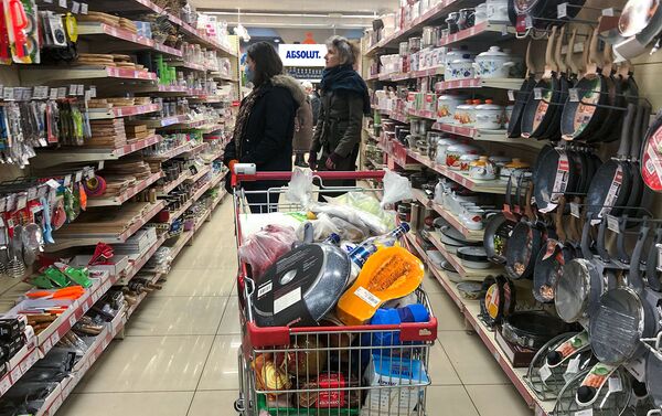 Покупатели в хозяйственном отделе супермаркета - Sputnik Армения