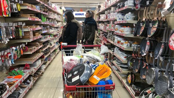 Покупатели в хозяйственном отделе супермаркета - Sputnik Արմենիա