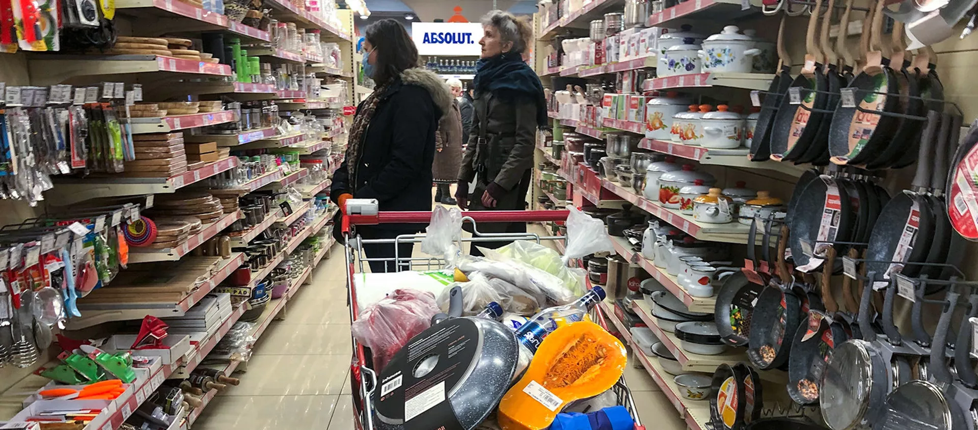 Покупатели в хозяйственном отделе супермаркета - Sputnik Армения, 1920, 24.03.2021