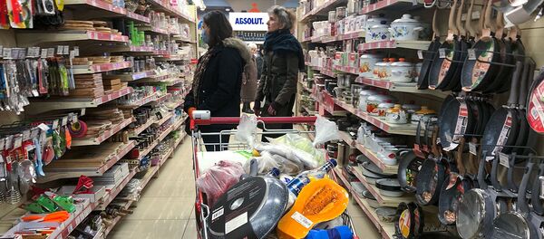 Покупатели в хозяйственном отделе супермаркета - Sputnik Արմենիա