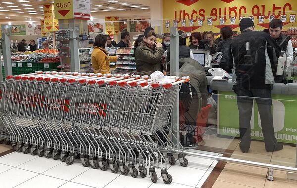 Ինչ իրավիճակ է երևանյան սուպերմարկետներում. սովորական գնումնե՞ր, թե՞ խուճապ Ինչ իրավիճակ է երևանյան սուպերմարկետներում. սովորական գնումնե՞ր, թե՞ խուճապ - Sputnik Արմենիա