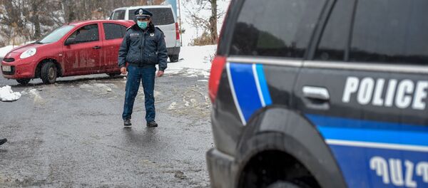 Полицейский на закрытом перекрестке, ведущим к отелю Golden Palace (1 марта 2020). Цахкадзор Полицейский на закрытом перекрестке, ведущим к отелю Golden Palace (1 марта 2020). Цахкадзор - Sputnik Армения