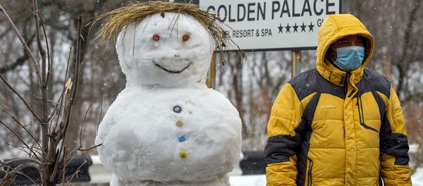 Мужчина на закрытом перекрестке, ведущим к отелю Golden Palace (1 марта 2020). Цахкадзор - Sputnik Армения