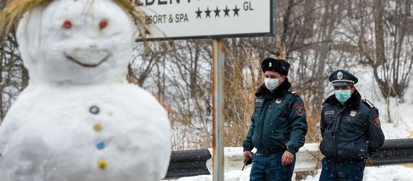 Полицейские на закрытом перекрестке, ведущим к отелю Golden Palace (1 марта 2020). Цахкадзор - Sputnik Армения