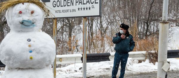 Полицейский на закрытом перекрестке, ведущим к отелю Golden Palace (1 марта 2020). Цахкадзор - Sputnik Армения
