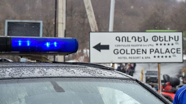 Полицейский автомобиль на закрытом перекрестке, ведущим к отелю Golden Palace (1 марта 2020). Цахкадзор - Sputnik Արմենիա