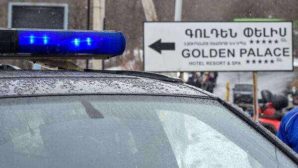 Полицейский автомобиль на закрытом перекрестке, ведущим к отелю Golden Palace (1 марта 2020). Цахкадзор - Sputnik Արմենիա