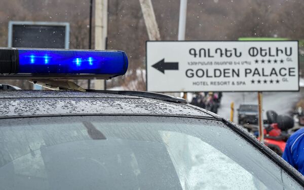 Полицейский автомобиль на закрытом перекрестке, ведущим к отелю Golden Palace (1 марта 2020). Цахкадзор - Sputnik Армения