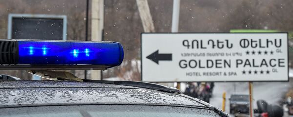 Полицейский автомобиль на закрытом перекрестке, ведущим к отелю Golden Palace (1 марта 2020). Цахкадзор - Sputnik Արմենիա