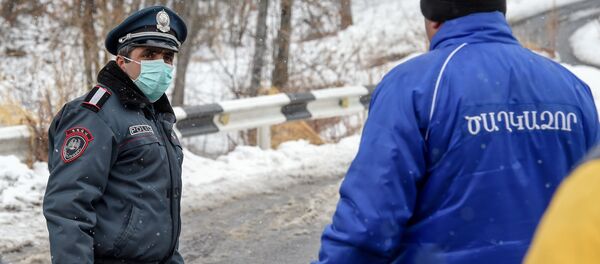 Полицейский на закрытом перекрестке, ведущим к отелю Golden Palace (1 марта 2020). Цахкадзор Полицейский на закрытом перекрестке, ведущим к отелю Golden Palace (1 марта 2020). Цахкадзор - Sputnik Армения