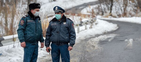 Полицейские на закрытом перекрестке, ведущим к отелю Golden Palace (1 марта 2020). Цахкадзор - Sputnik Արմենիա