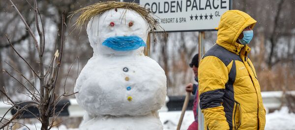 Мужчина на закрытом перекрестке, ведущим к отелю Golden Palace (1 марта 2020). Цахкадзор - Sputnik Армения